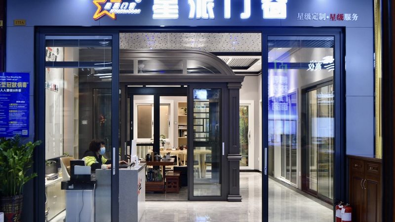 选择瓷砖铺贴公司时，首先要关注其资质。一家有资质的公司通常具备以下特点：